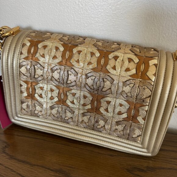 CHANEL LEATHER Boy Bag Dubai Gold - Picture 4 of 13